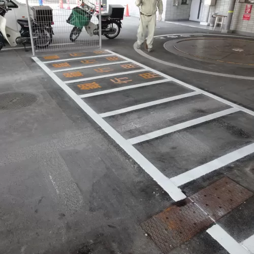 徳島市駐輪場の白線を引きました。のサムネイル