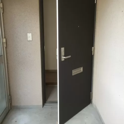 徳島市、名東町にて玄関のドアの修繕をしました。（リフォーム）のサムネイル